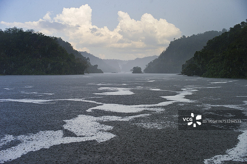 雨天中的维多利亚尼罗河，乌干达默奇森瀑布国家公园图片素材