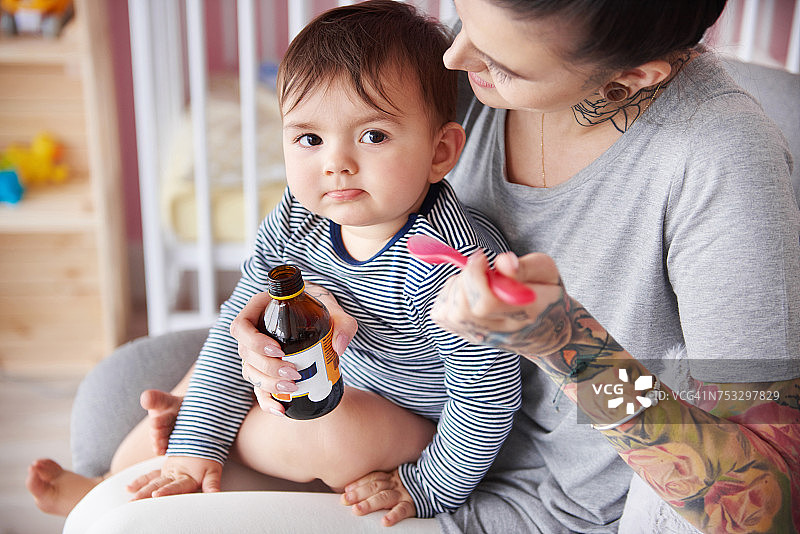 正在接受药物治疗的生病男婴，波兰德比察图片素材