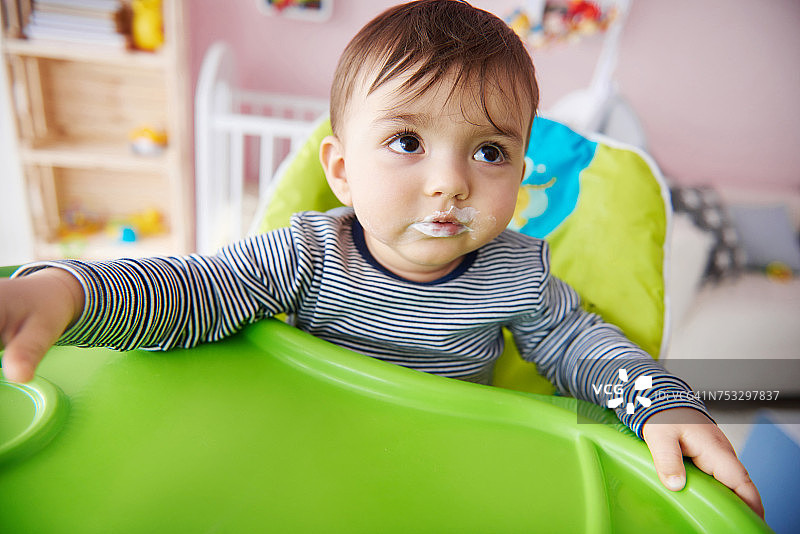 坐在高脚椅上的小男孩特写，波兰德比察图片素材