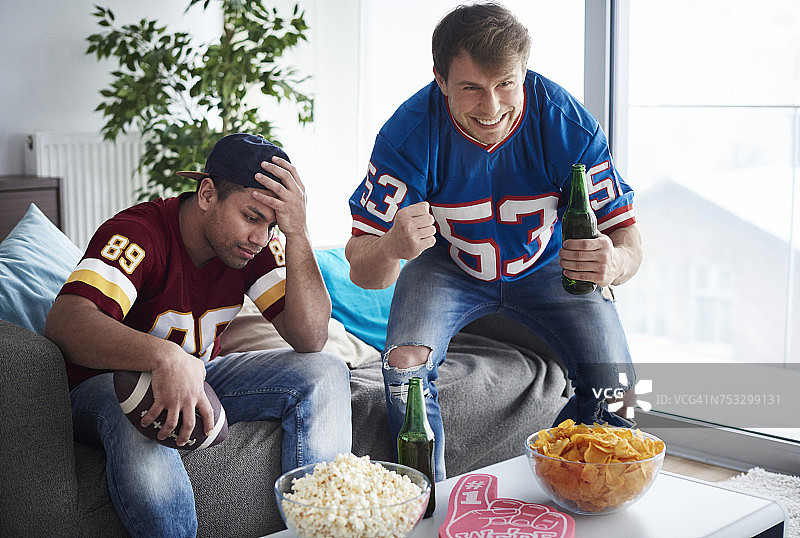 支持两个不同球队的男人们，波兰德比察图片素材