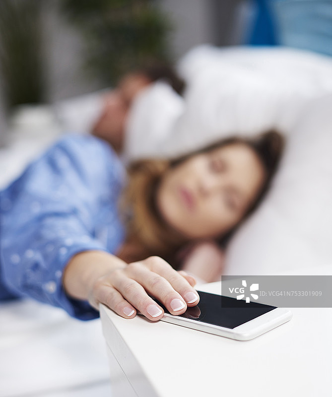 想关掉闹钟的女人，波兰德比察图片素材