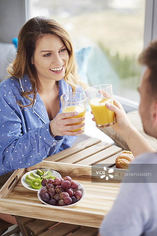 为我们更美好的日子干杯，波兰德比察图片素材