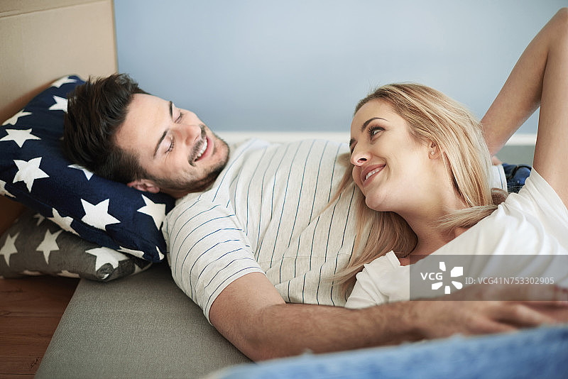 情侣躺在床垫上，波兰德比察图片素材