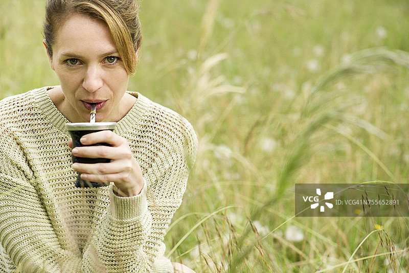 喝马黛茶的女人肖像图片素材