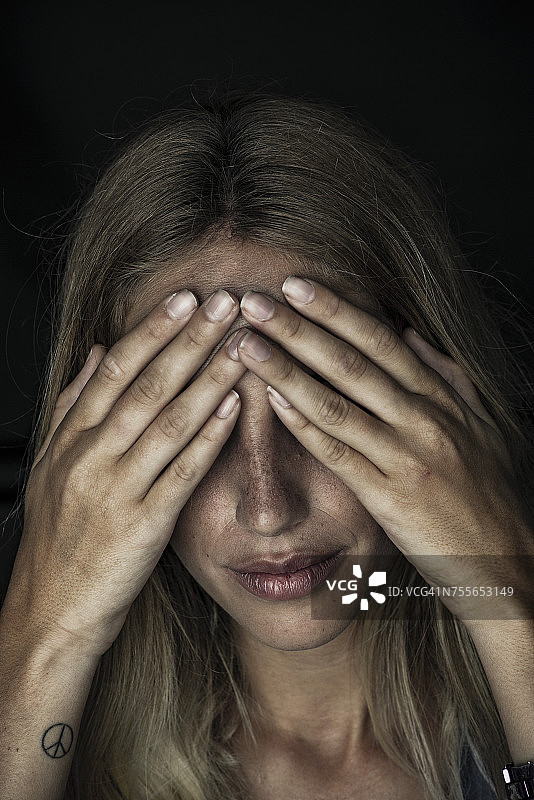 用手捂住眼睛的女人图片素材