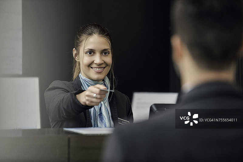 银行柜员帮助客户图片素材