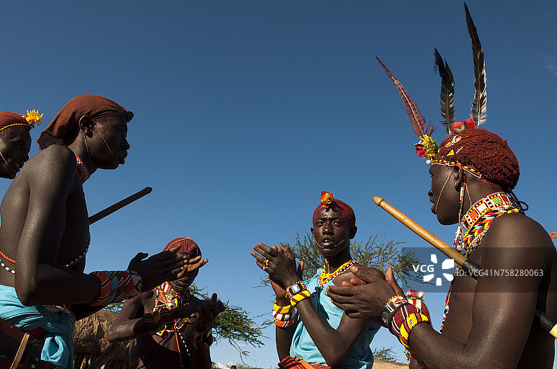 肯尼亚莱基皮亚，洛伊萨巴荒野保护区，桑布鲁部落传统舞蹈图片素材