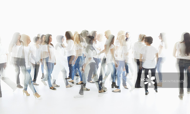 不同女性行走的多次曝光图片素材