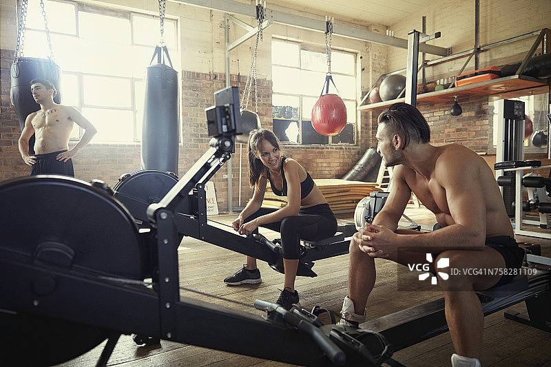 人们在拳击馆的健身器材上休息图片素材