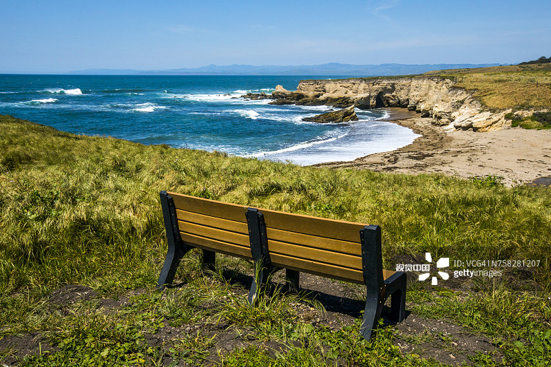 长凳俯瞰海洋小湾图片素材