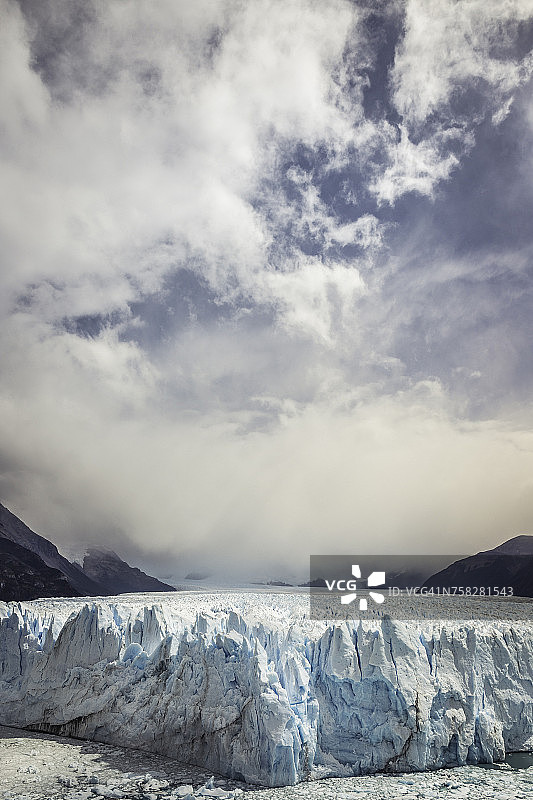 智利巴塔哥尼亚冰川国家公园莫雷诺冰川上的暴风云图片素材