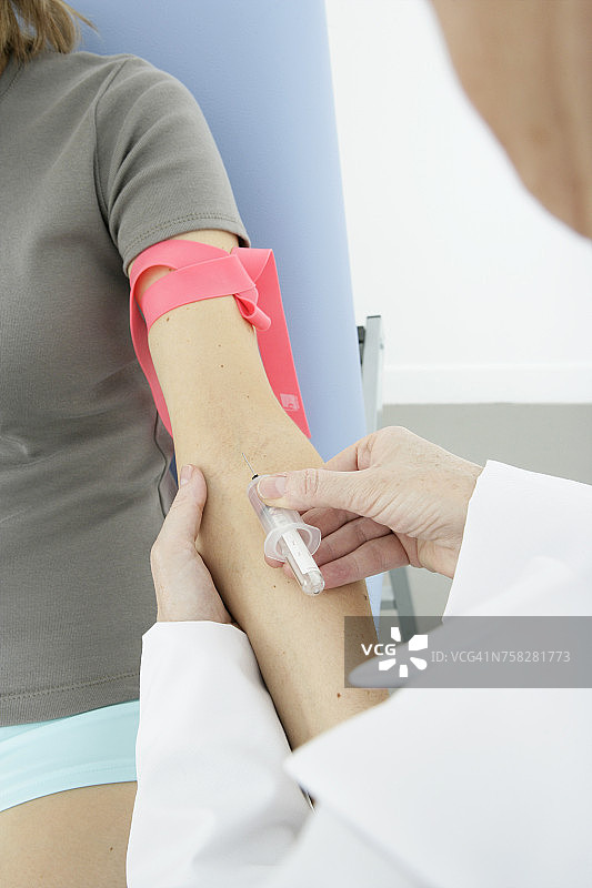 一名女性的血液样本图片素材