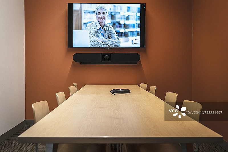 白人女性在空荡荡的会议室里参加视频会议图片素材