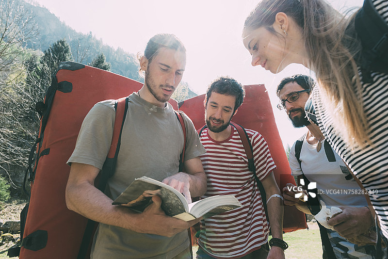 在意大利伦巴第看指南书的攀岩爱好者图片素材