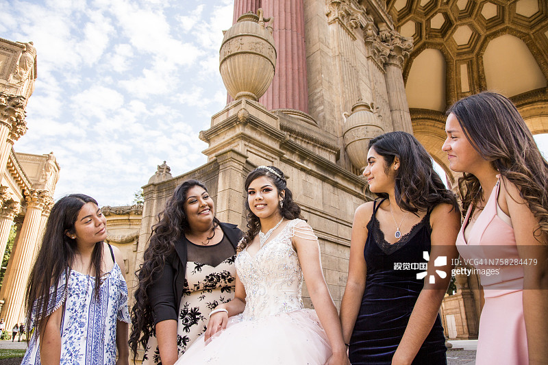 笑容满面的西班牙裔女孩肖像图片素材