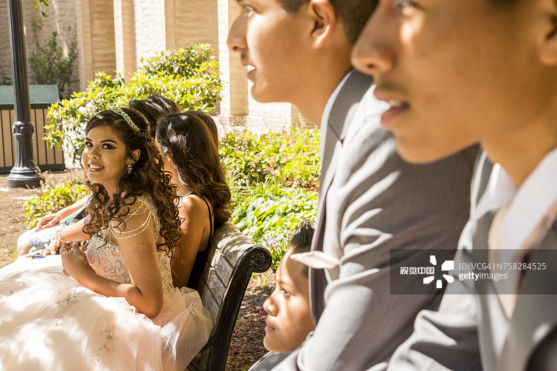 坐在长凳上的西班牙裔男孩和女孩图片素材