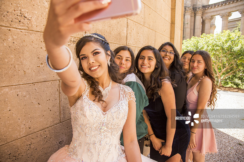 西班牙裔女孩用手机自拍图片素材
