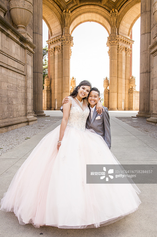 拉美裔礼服女孩拥抱男孩图片素材