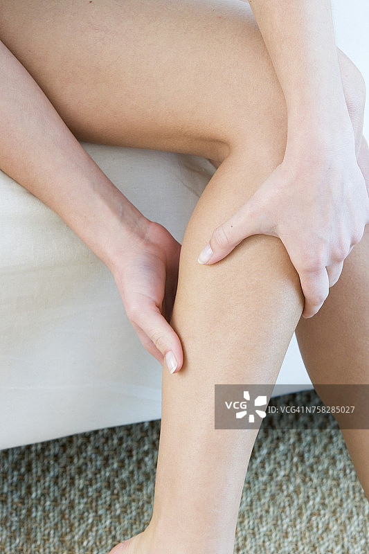 女性腿部疼痛图片素材