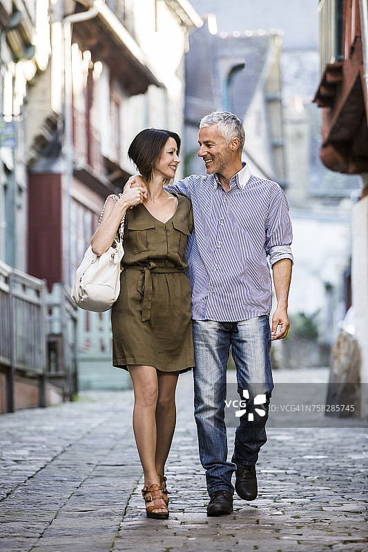 在城市里散步拥抱的白人情侣图片素材