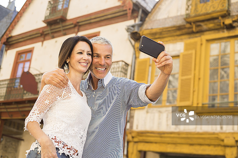 一对白人情侣用手机自拍图片素材