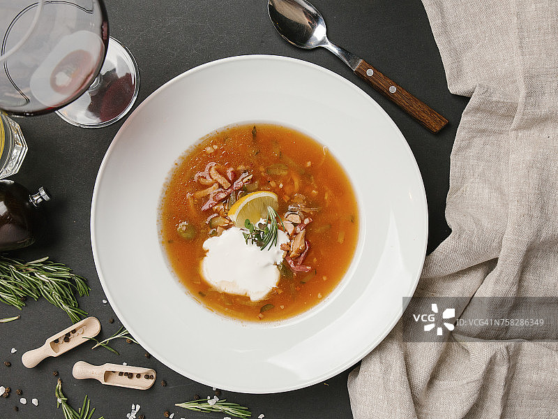 碗里盛着酸奶油的棕色浓汤图片素材