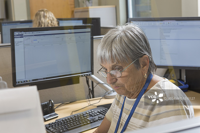 在电力客户服务中心工作的女高管们图片素材