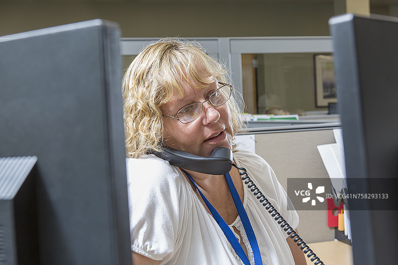 在电力工厂客服中心工作的女人图片素材