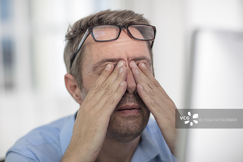 感到压力的男人揉眼睛图片素材