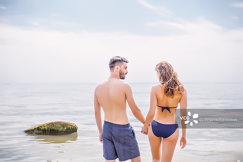 夫妇在海滩图片素材