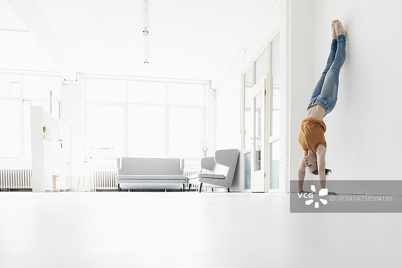 在阁楼里倒立的女人图片素材