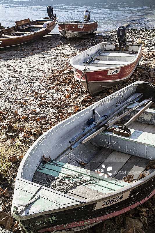 意大利马焦雷湖佩斯卡托里岛海滩上的船只图片素材