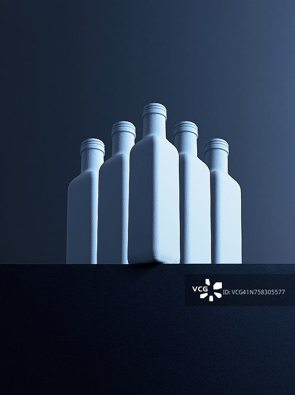 深色背景前的五个瓶子3D渲染图片素材