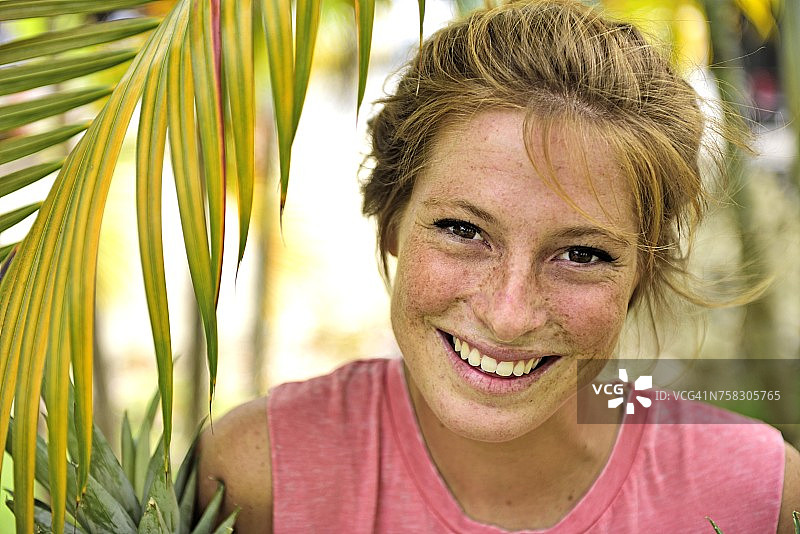 多米尼加共和国：笑靥如花的草莓金发年轻雀斑女子肖像图片素材