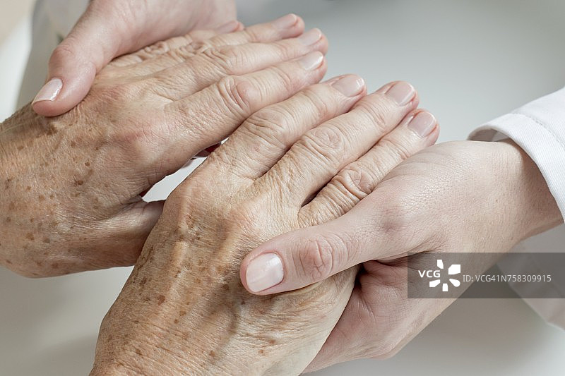 女医生检查老年病人的手图片素材
