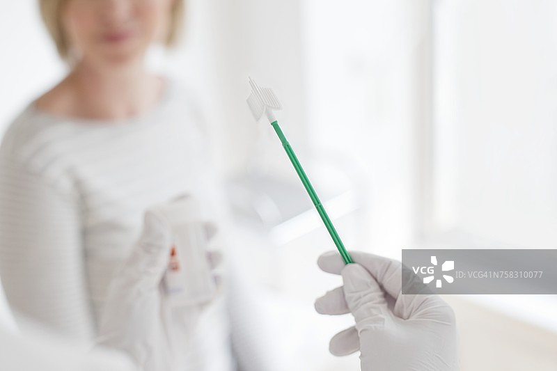 医生拿着宫颈涂片设备图片素材