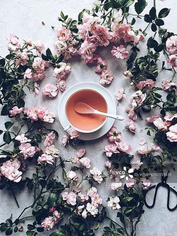 一杯干玫瑰花草茶图片素材