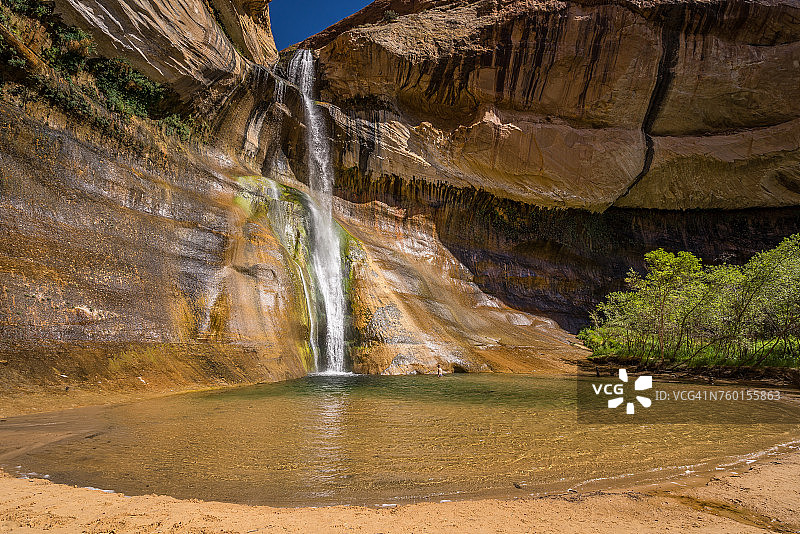 美国犹他州小牛溪瀑布下的石堆图片素材