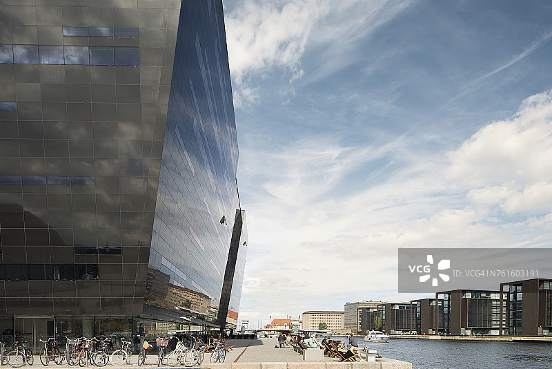 现代建筑旁的自行车图片素材