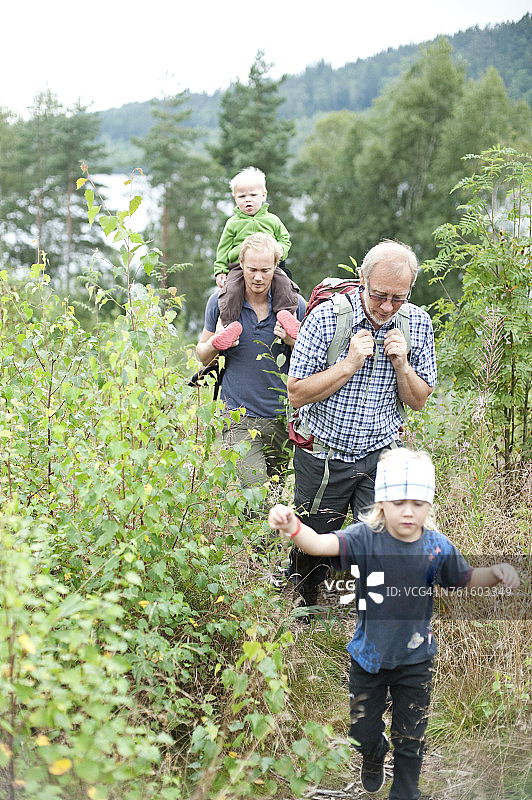 家人徒步旅行图片素材