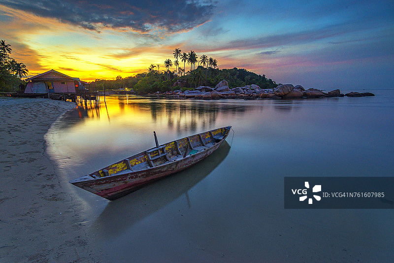 印度尼西亚民丹岛丹戎槟榔海滩上的游船图片素材