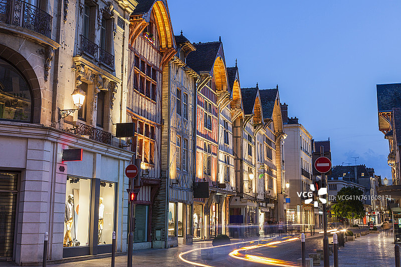 法国大东区特鲁瓦城市街道光轨图片素材