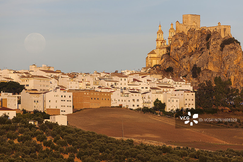 西班牙安达卢西亚奥尔韦拉的城镇景观与月升图片素材