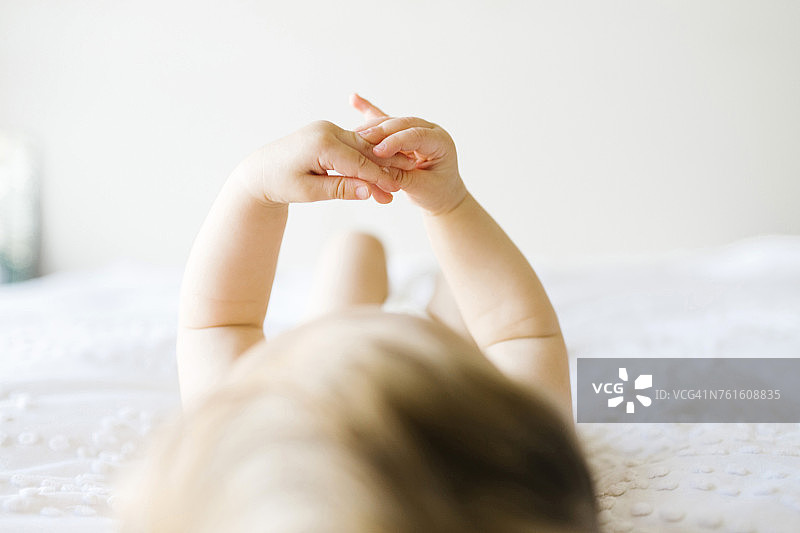 在卧室里玩耍的女婴（6-11个月）图片素材