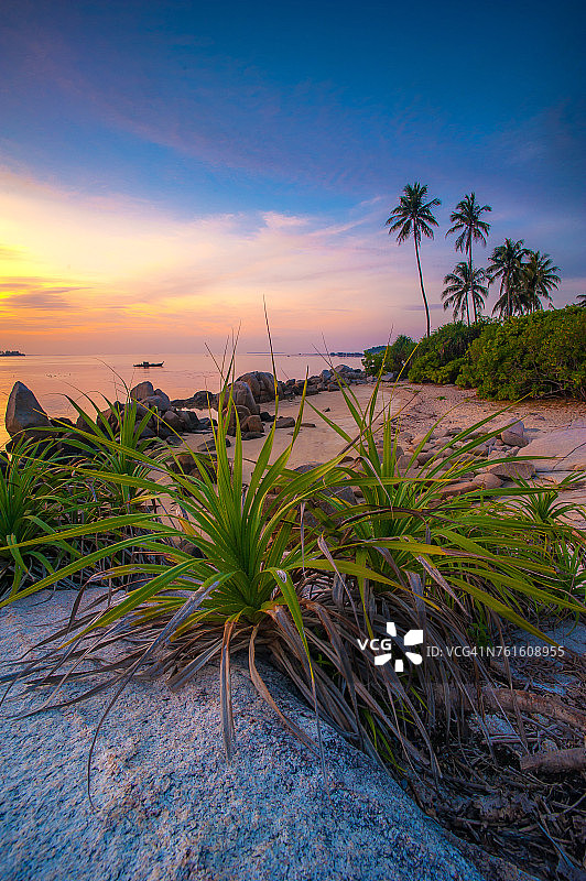 印度尼西亚廖内群岛丹戎槟榔民丹岛海滩上的日出图片素材