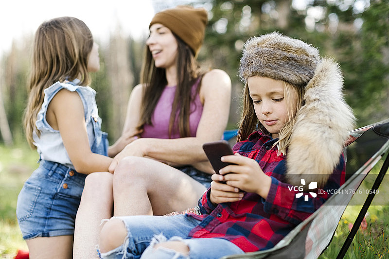 母亲带着儿子（6-7岁）和女儿（8-9岁）在森林里露营图片素材
