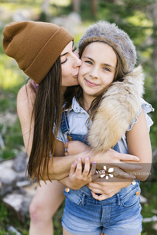 母亲与女儿（8-9岁）在森林中徒步的肖像图片素材