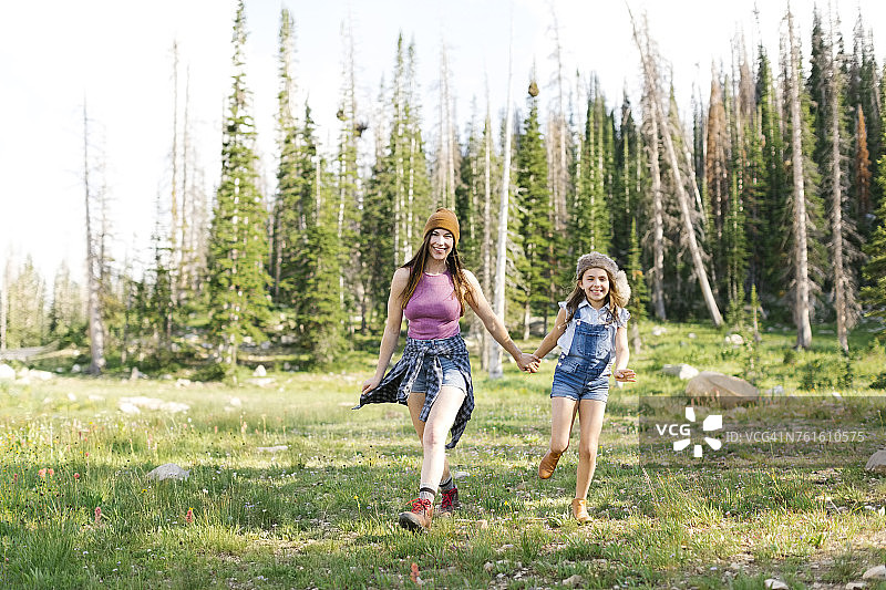 在森林里徒步旅行的母女（8-9岁）图片素材