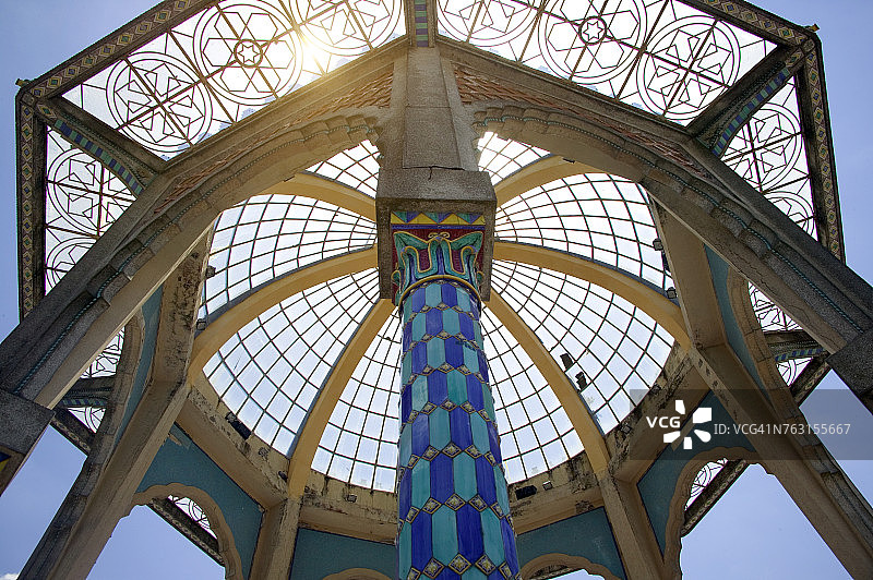 意大利西西里卡尔塔吉龙公共花园凉亭的屋顶图片素材