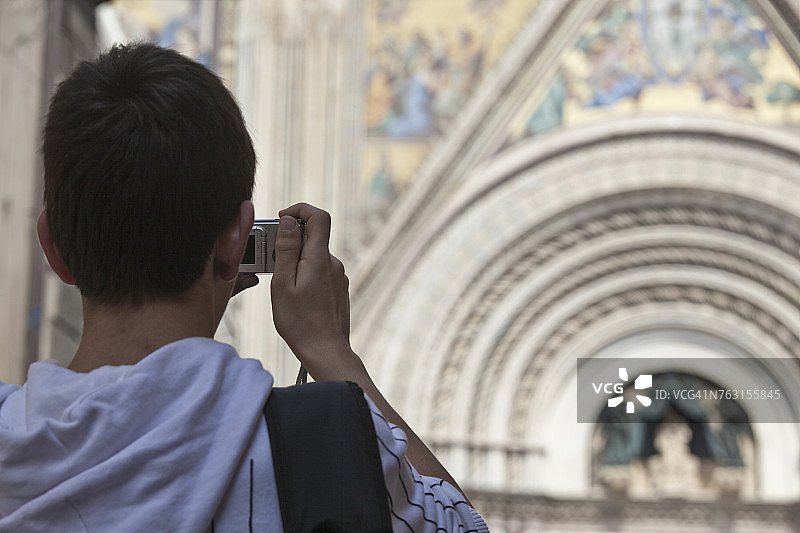 游客拍摄意大利奥尔维耶托大教堂图片素材